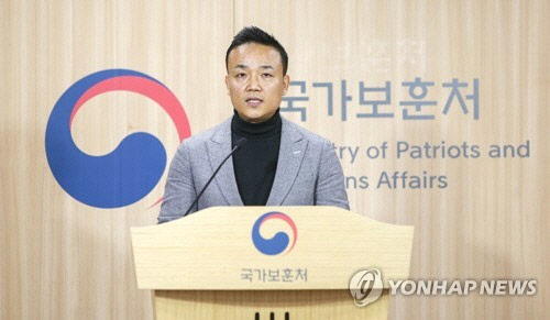 브리핑하는 보훈처 최정식 홍보팀장[국가보훈처 제공]